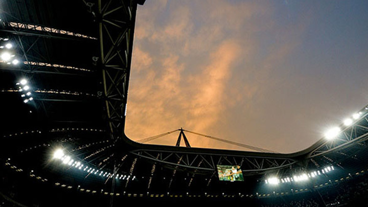 Allianz Stadium - oświetlenie stadionu kontrolowane z panelu