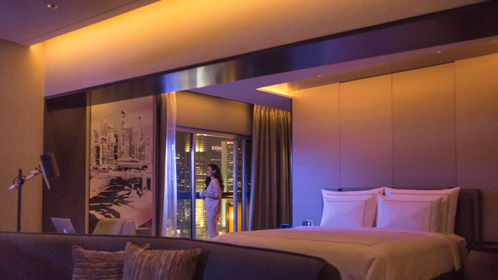 Iluminación inteligente de la habitación de un hotel. Beneficios de la iluminación circadiana en los huéspedes del hotel.