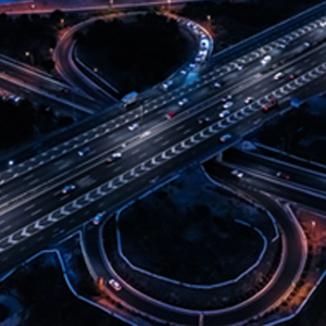 Autopista con circulación densa por la noche