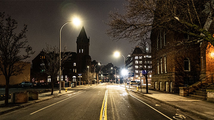 Verlichte straatlampen in een stad