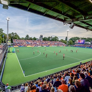 Outdoor-Hockeystadium mit Zuschauern