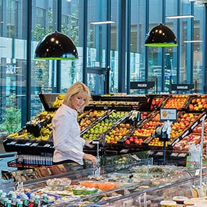 Mujer comprando frutas y verduras frescas