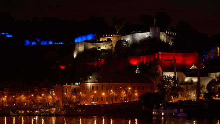 Immagine della città di Namur di notte