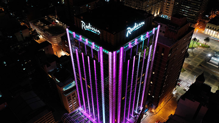 Un nuevo ícono ilumina la noche de Montevideo – Victoria Plaza Hotel